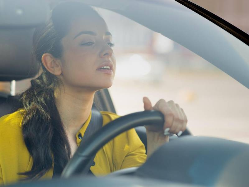 Hacerse a un lado y detener el coche siempre que ocurra una distracción.