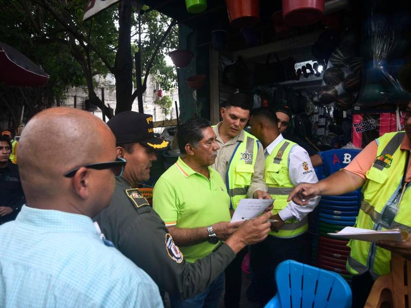 <b><span class=mln_uppercase_mln>inspección.</span></b> Elementos de la Policía Municipal durante operativo en el centro.<span class=mln_uppercase_mln> foto: héctor edú. </span>