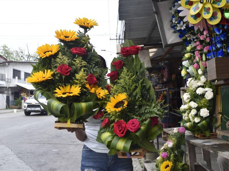 Los tulipanes son las flores más exóticas, y cuestan 200 por unidad arregladas en papel.