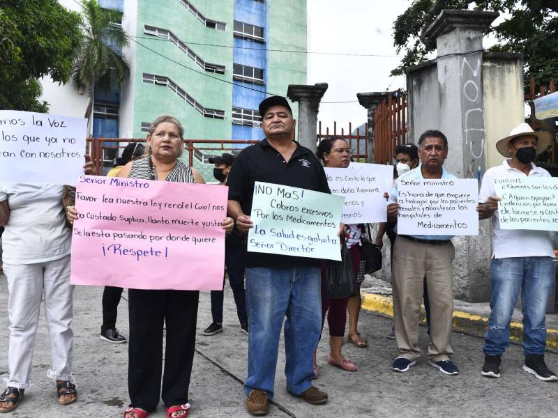 Un grupo de pacientes rechazó el anuncio del proyecto, protestando frente al Mario Rivas y tomándose la calle frontal. Afirman que pretenden sustituir los servicios de Diálisis de Honduras.