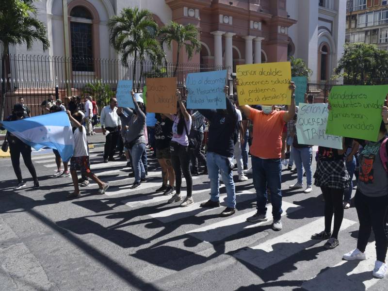 Los vendedores realizaron su protesta ayer en la tercera avenida frente a la catedral y de manera pacífica. Hector Edú.