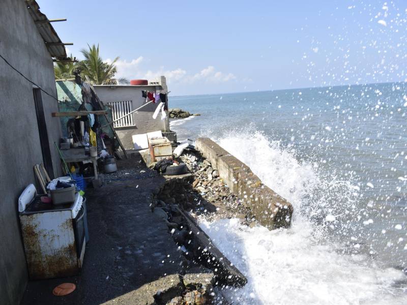Muchas viviendas han sido destruidas por el mar, al menos unas 30 sufren el impacto cuando el oleaje altera en la época de invierno.