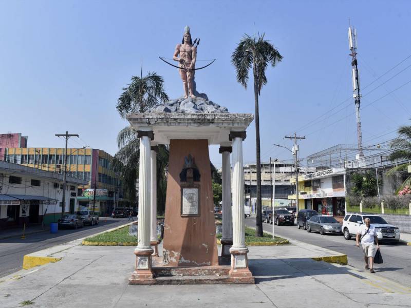 Monumento en honor al cacique Lempira ubicado en avenida Los Leones de San Pedro Sula.