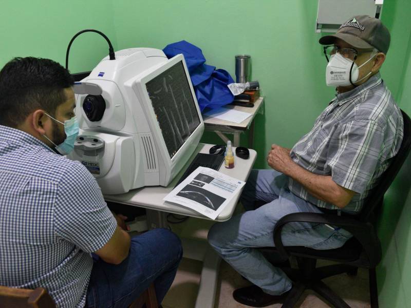 <b><span class=mln_uppercase_mln>Atenciones.</span></b> En el Hospital del Ojo de SPS se cuenta con tecnología para diagnóstico, tratamiento y cirugía.<span class=mln_uppercase_mln> Foto: hector edú</span>