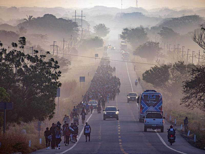 Migrantes caminan durante una caravana que se dirige a la frontera con Estados Unidos hoy, en el municipio de Arriaga.