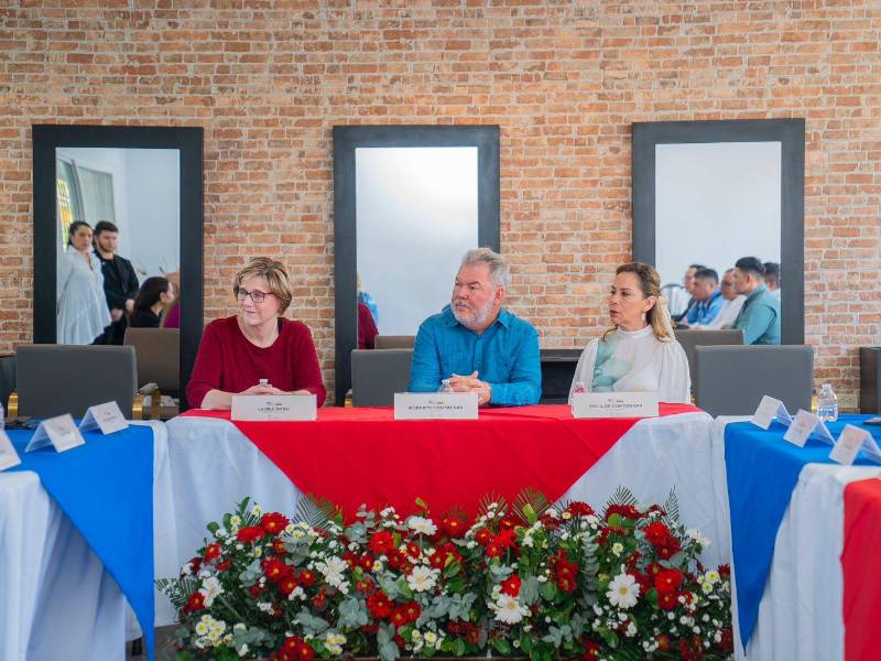 La embajadora de Estados Unidos, Laura Dogu, el alcalde Roberto Contreras y Zoila Santos de Contreras, durante su visita al Centro de Capacitación Técnica Honduras Corea.