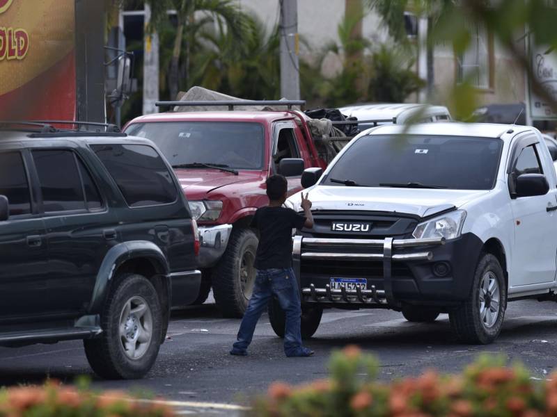 Niño hondureño pide dinero en las calles de San Pedro Sula, Honduras | Fotografía de archivo