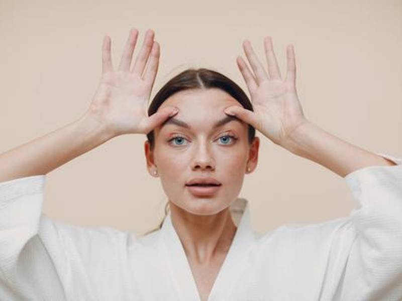 APERTURA GRANDE DE OJO: Abre los ojos lo más que puedas, manteniendo la mirada fija hacia adelante. Sostén la posición durante 5 segundos. Este ejercicio trabaja los músculos alrededor de los ojos y puede reducir líneas finas.