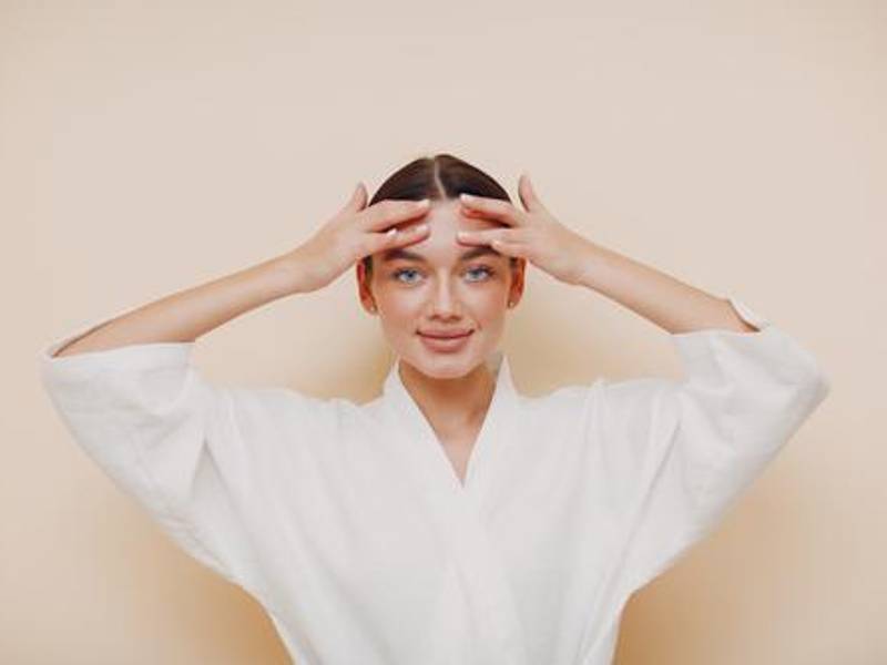 ALISAMIENTO DE ENTRECEJO: Presiona suavemente el entrecejo con dos dedos y al mismo tiempo intenta levantar las cejas. Mantén la posición durante 5 segundos. Este ejercicio es ideal para suavizar las arrugas del entrecejo.