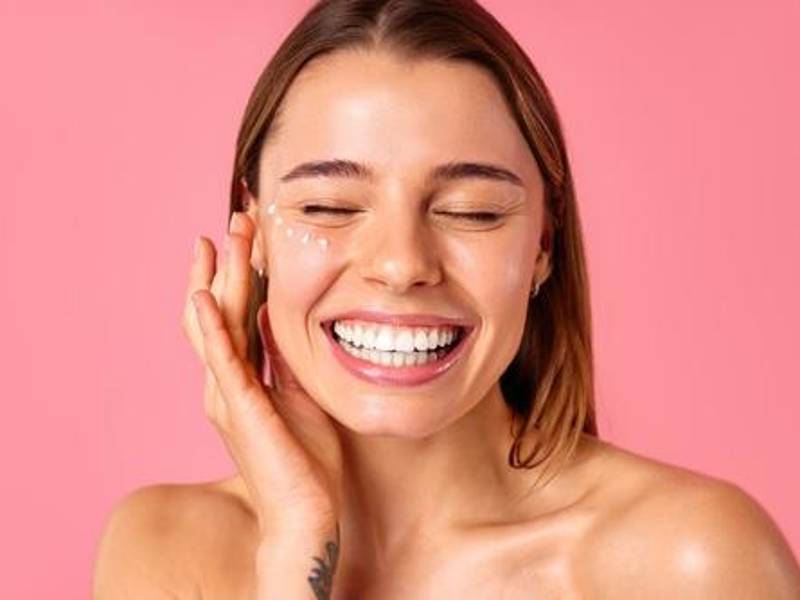 El tónico o sérum se aplica antes de la crema hidratante con toquecitos suaves sobre el hueso de la cuenca del ojo.