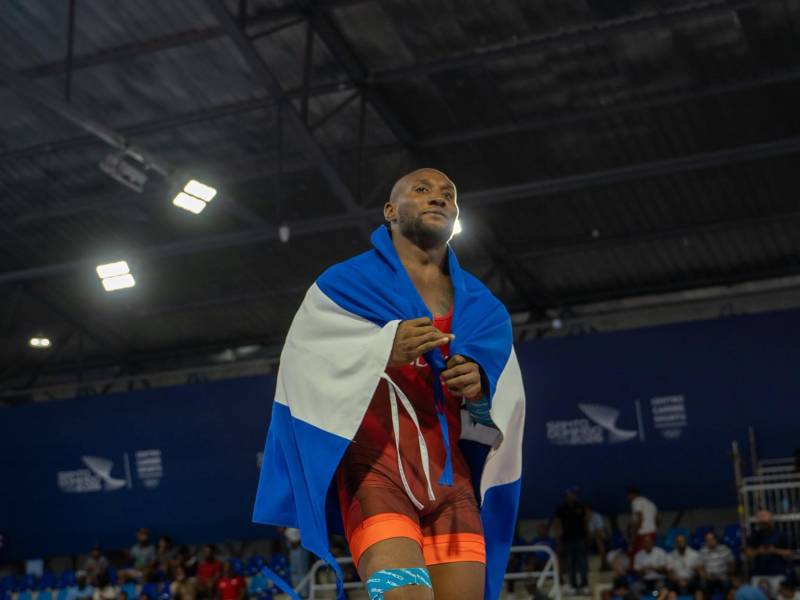 Kevin Mejía se arropó con la Bandera Nacional tras lograr un histórico oro.