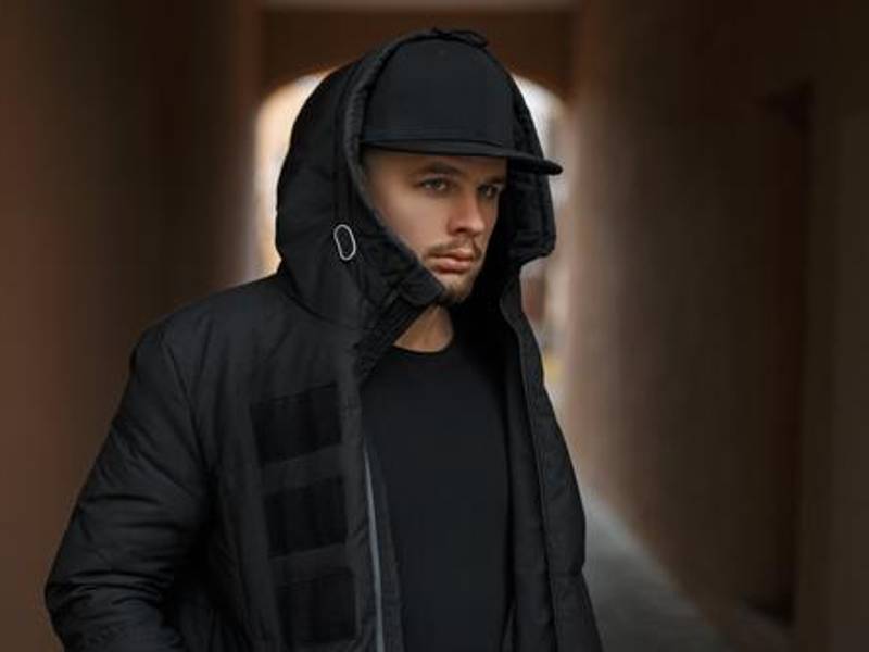 Muchos jóvenes utilizan este accesorio como una declaración de pertenencia o como una forma de desafiar las normas sociales establecidas.