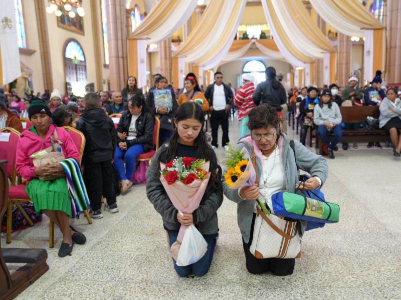 La virgen de Suyapa, que tiene conferido el grado de capitana de las Fuerzas Armadas de Honduras, es una estatuilla de seis centímetros de alto tallada en madera de cedro que fue hallada, según apuntes históricos, por los campesinos Alejandro Colindes y Lorenzo Martínez el 3 de febrero de 1747. Fotos: Marbin López y Linda Käsbohrer.