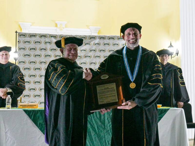 Roger Valladares entrega reconocimiento especial