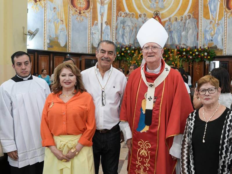La vicealcaldesa maritza Soto, su esposo Víctor Lara con el arzobispo Miguel Lenihan poco después de la misa en honor a San Pedro Apóstol