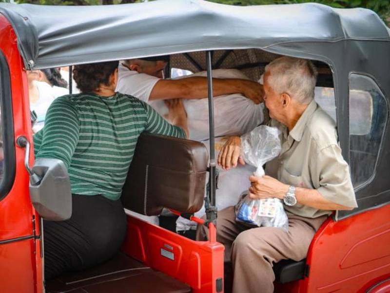 Las familias llevaba la comida a sus hogares. Algunos las subían en motocicletas, otros pagaban a mototaxis para transportarlas hasta su casa.