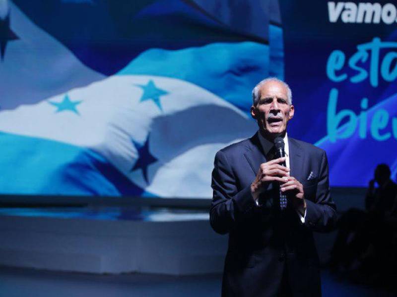 El candidato nacionalista diserta en un foro en San Pedro Sula.