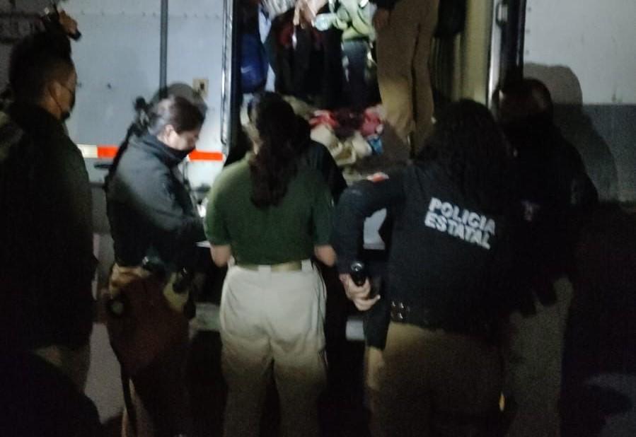 México detiene a 31 hondureños que viajaban hacinados en un tráiler