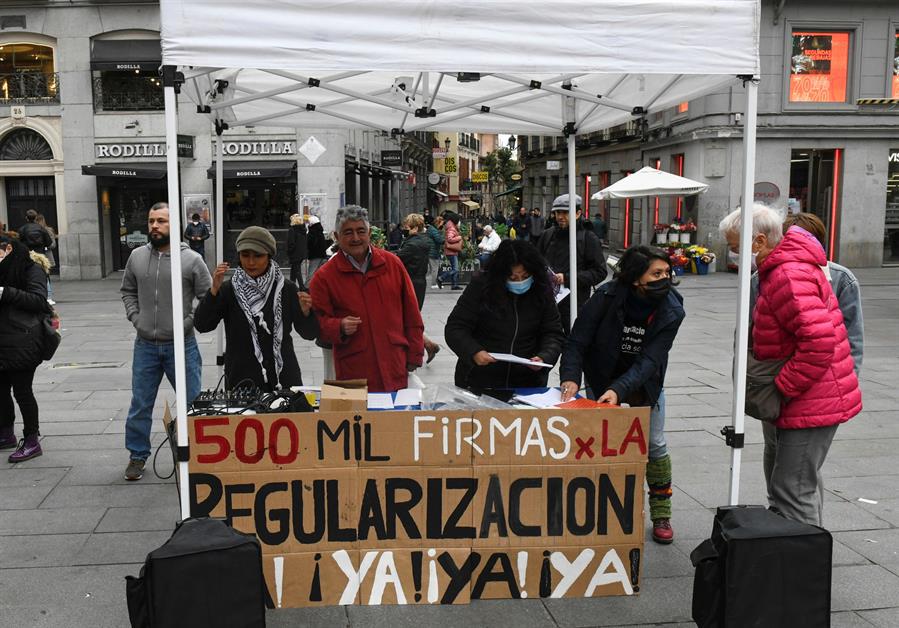 Colectivos migrantes piden en España la regularización de sus papeles