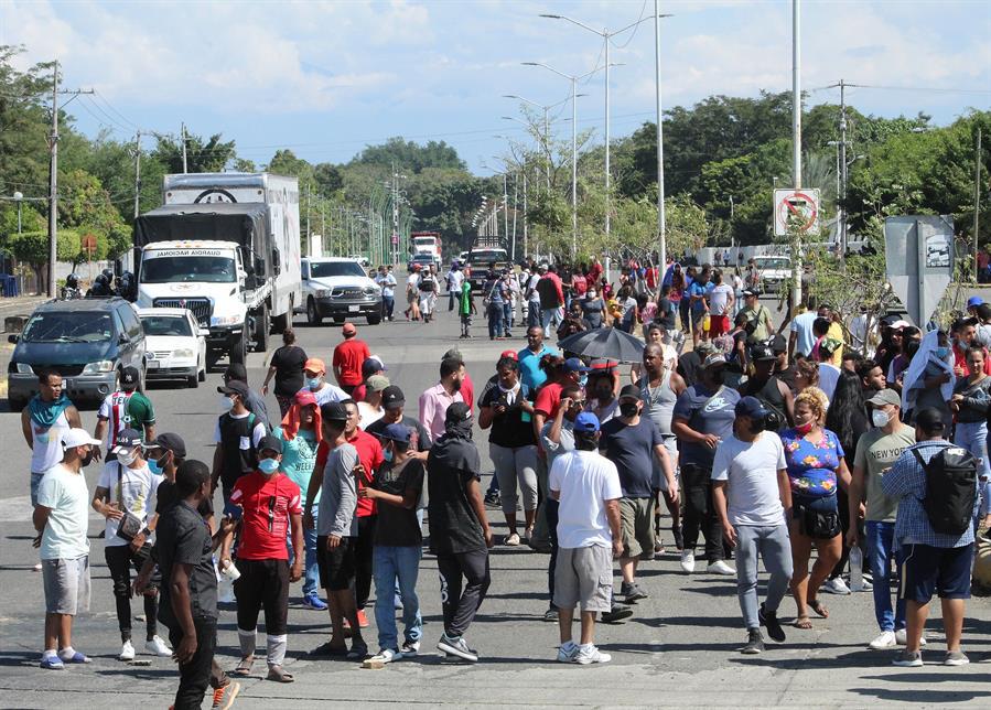 Migrantes cierran calles en sur de México para exigir regularización