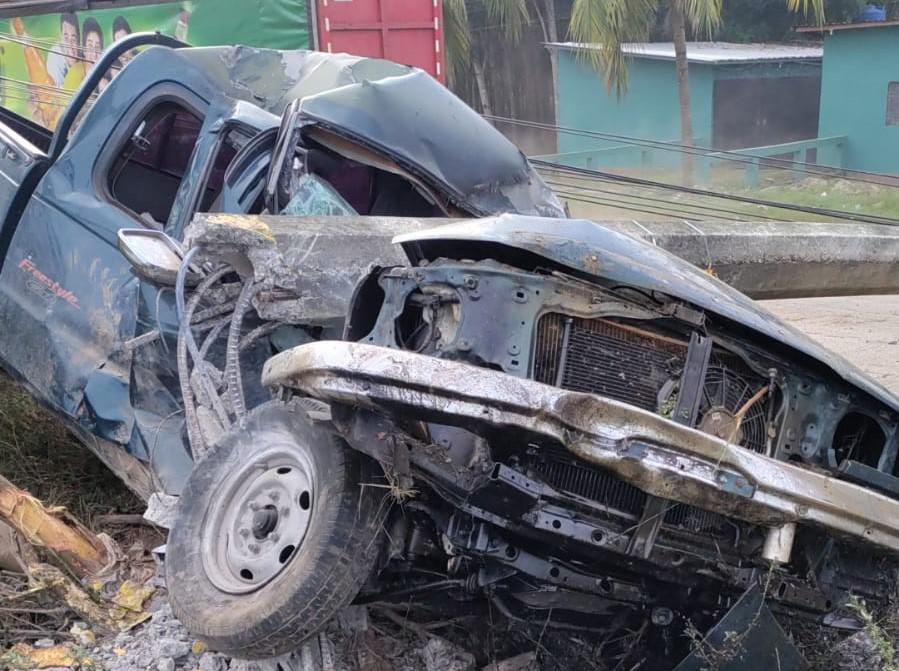 El vehículo quedó destruido tras el fuerte impacto.