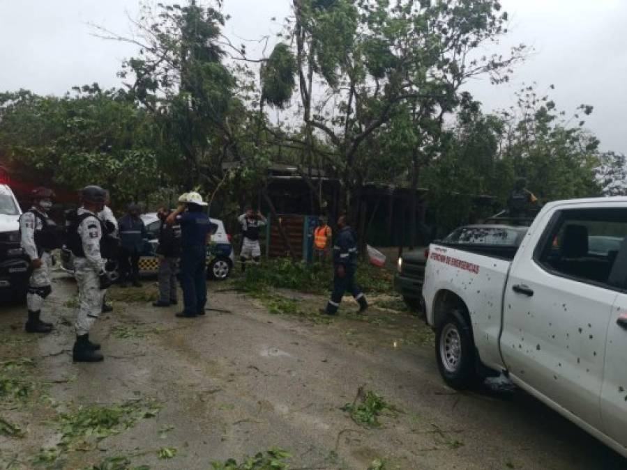 Se mantiene un aviso de huracán (paso en 36 horas) para la costa mexicana, desde Puerto Veracruz hasta Cabo Rojo y otro de tormenta para la península de Yucatán desde Tulum a Campeche y para la costa continental mexicana desde el norte de Cabo Rojo a Barra del Tordo.