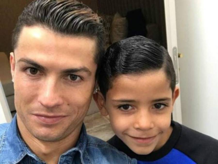 En los últimos tiempos, CR7 se encargó de compartir varios momentos en los que su hijo se destaca en diferentes secuencias.Al pequeño le gusta la moda y el fútbol.