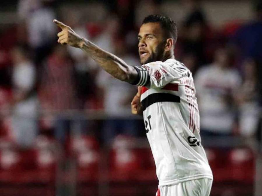 Dani Alves - Juan Sebastián Verón, presidente de Estudiantes de La Plata, desveló a través de una charla en Instagram, qué movimientos podría realizar el equipo argentino en el próximo mercado de fichajes, donde destapó un auténtico bombazo: El actual jugador del Sao Paulo. 'Hay muchos jugadores del plantel que están en final de su contrato, y Dani Alves hay que llamarlo a ver qué dice, si tiene ganas de venir', afirmó 'La Brujita'.