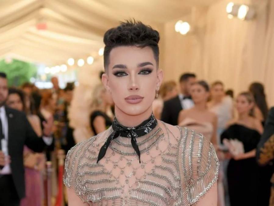 James Charles<br/><br/>Su relevancia en redes sociales lo llevó a convertirse en el primer embajador hombre de la marca de maquillaje CoverGirl. <br/><br/>Su fama comenzó en su canal de YouTube en el que realiza reseñas de maquillaje y tutoriales. <br/><br/>Estuvo inmerso en una polémica con otro vlogger llamado Tati Westbrook por la pelea de patrocinio de una marca de suplementos alimenticios.