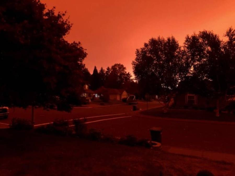 Expertos de salud advirtieron que los vientos acarrean el humo de los incendios a través de Oregon, provocando una mala calidad de aire.