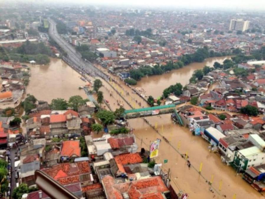 Yakarta, la ciudad indonesia que está siendo tragada por la tierra
