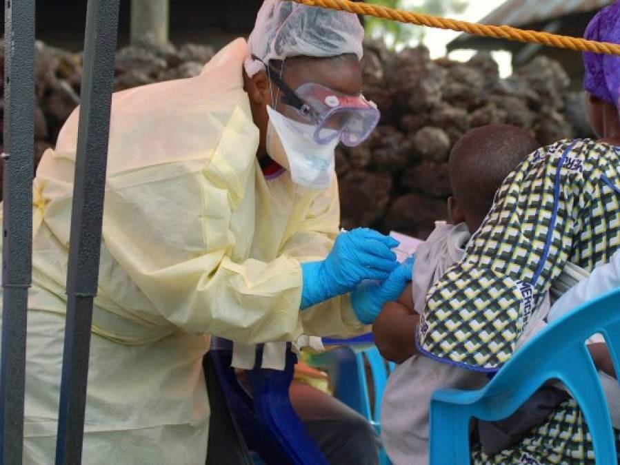La vacuna contra el ébola fue fabricada por el grupo Merck Shape an Dohme y demostró ser efectiva en 2015 en ensayos clínicos en Guinea. La OMS avaló el fármaco en 2019. Se administraron más de 300.000 dosis en una campaña de vacunación. Foto AFP