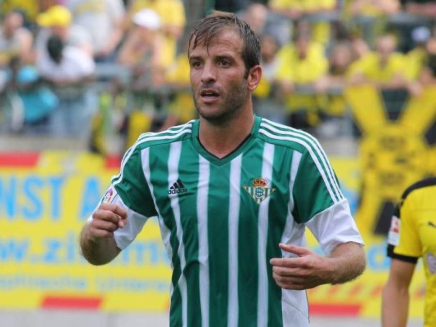 Rafael van der Vaart fue el fichaje estrella del Betis en 2015. Según Football Leaks el holandés, recientemente retirado del fútbol, firmó una cláusula con el club en la que se decía explícitamente que 'podía utilizar cualquier calzado deportivo, pero en ningún caso podrá contener color rojo', por ser el color del equipo rival. Por este motivo el jugador recibía 14 pagas mensuales de 114.428 euros.