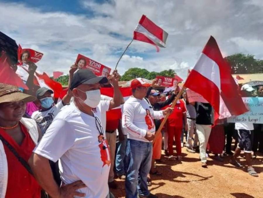 Banderas liberales ondearon en el arribo del helicóptero de la Fuerza Aérea a Kaukira, comunidad enclavada en la selvática región de donde era originaria la candidata.