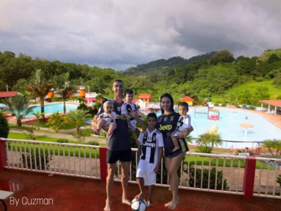 CR7 se trajo a su familia a Aqua Splash<br/><br/>Memes: Jhōnny GuzZ'man