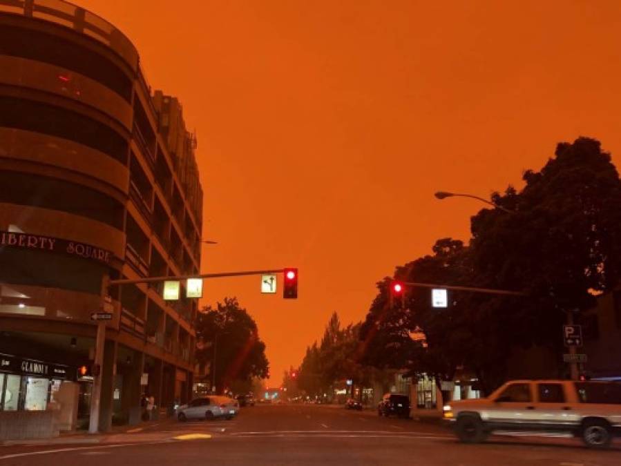 La gobernadora Kate Brown declaró el estado de Emergencia este miércoles por los devastadores incendios que han consumido miles de hectáreas.