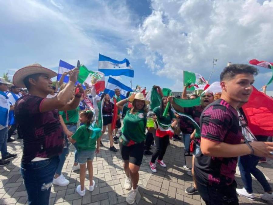 Bellas chicas y armonía entre catrachos y mexicanos: Espectacular ambiente en el Honduras- México