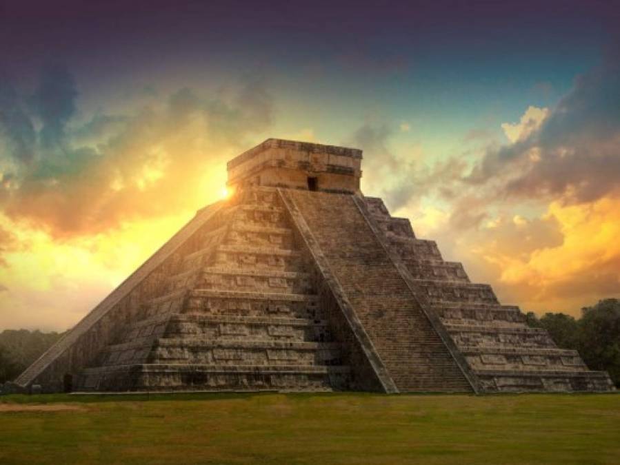 Chichén Itzá, en México<br/><br/>Chichén Itzá también se cuela entre las 7 nuevas maravillas del Mundo Moderno. Se trata de uno de los principales sitios arqueológicos de la península de Yucatán, en México que originalmente dio forma a una ciudad maya de la época precolombina dominada por el templo de Kukulkán, también conocido como 'El Castillo', nombre con el que lo bautizaron los conquistadores españoles. <br/><br/>Esta construcción sirvió como templo para el dios Kukulkán y consiste en una pirámide con una serie de terrazas cuadradas con escaleras que suben desde cada uno de los cuatro lados la misma hasta la parte superior.