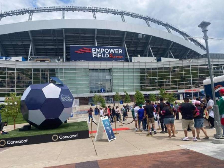 Largas filas se hicieron en las afueras del estadio.