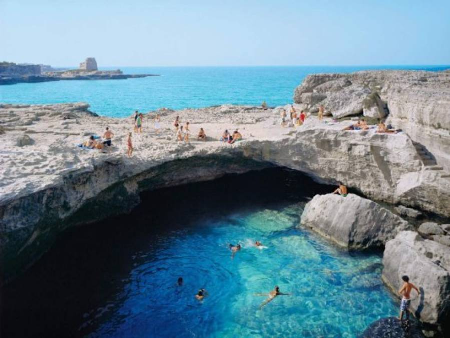 Grotta della Poesia ubicada en la Roca Vecchia, Italia, está ubicada en la costa adriática rodeada por dos sumideros de color turquesa y azul.