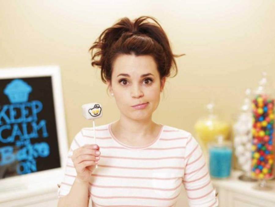 #5: Rosanna Pansino - 6 millones de dólares. Este canal de cocina científica cuenta con más de ocho millones de seguidores y amasa 6 millones de dólares al año. Entre sus creaciones se encuentran los macarrones moleculares.