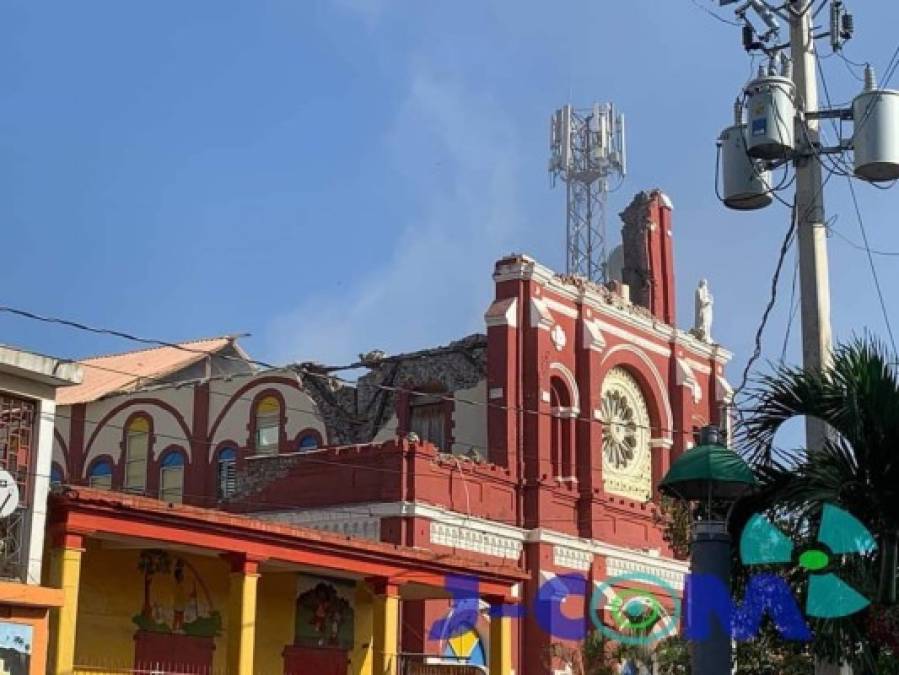 'Las casas y los muros que las rodean se han derrumbado. El tejado de la catedral se derrumbó', aseguró un residente.