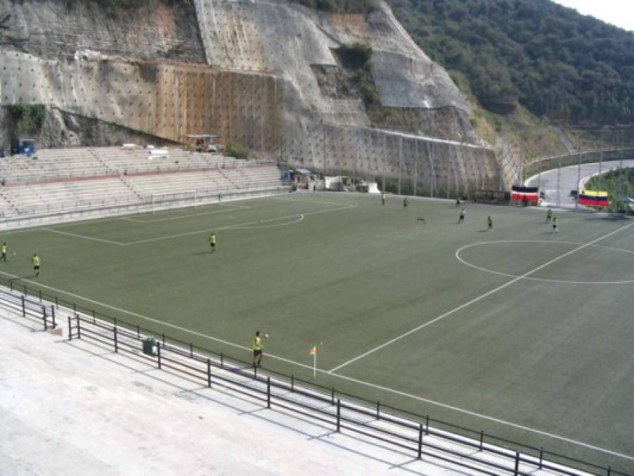 El Estadio Cocodrilos Sports Park es el único estadio construido y perteneciente a un equipo privado de fútbol venezolano, aparte del Estadio Giuseppe Antonelli, propiedad del cuadro de la Academia de Fútbol San José. El estadio Cocodrilos de Caracas se encuentra al lado de una carretera y uno de sus laterales está acosado por placas metálicas que frenan un posible desprendimiento de rocas. Se trata de una medida de seguridad puesto que el estadio está al pie de una cadena montañosa.