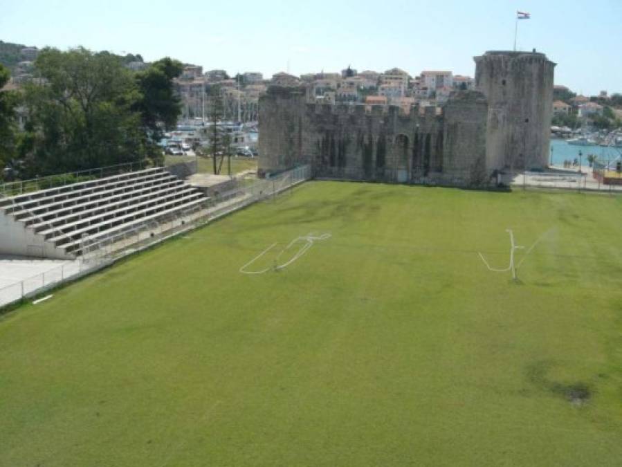 Imagen del Igraliate Batarija de Croacia con uno de los monumentos al fondo.