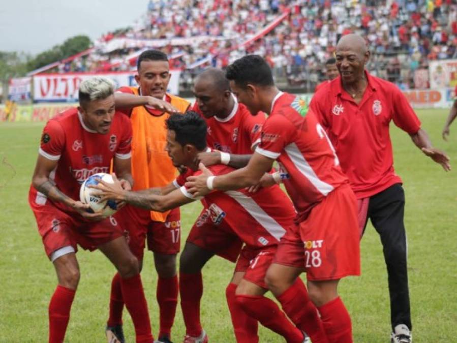 Bayron Méndez fue felicitado por sus compañeros tras marcar el golazo del 2-2 ante Olimpia.