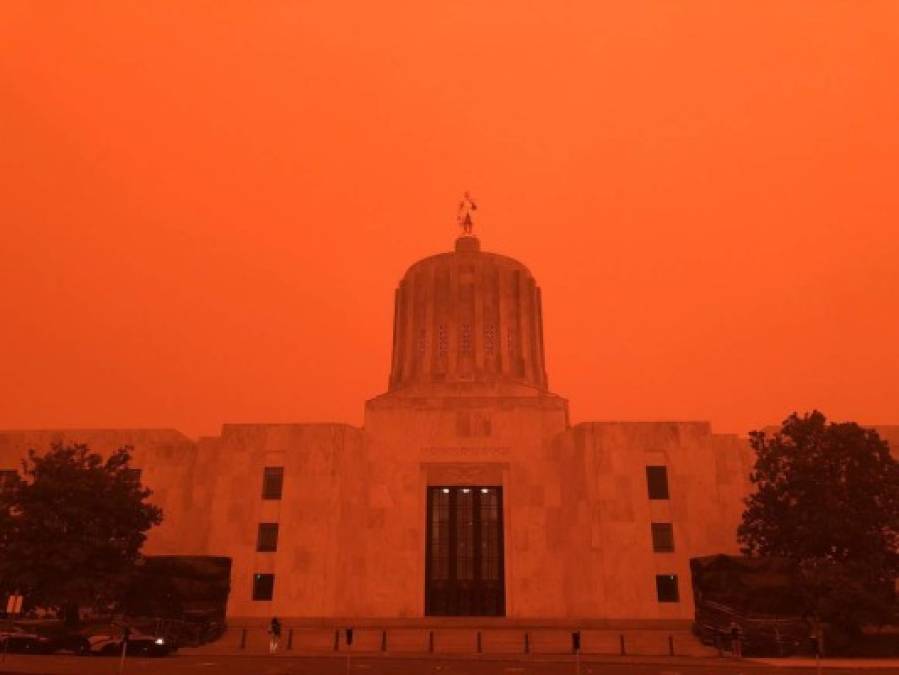Los alarmados residentes de Oregon han compartido imágenes en redes sociales del cielo 'rojo sangre', expresando su preocupación por el aire contaminado por los incendios.