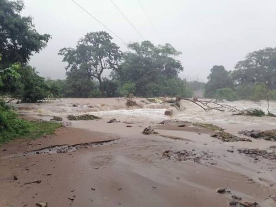 Cuerpo de Bomberos de Honduras, realiza inspección en el río Uchapa, carretera que conduce a la comunidad de El Juncal, no hay paso debido a que el río se llevó las 2 cabeceras del puente.