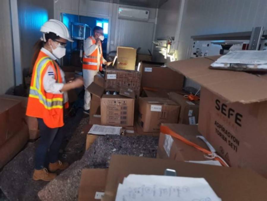 Personal de Aduanas en acompañamiento con fiscales del Ministerio Público y otros entes veedores inspeccionan los contenedores en los que llegaron los dos hospitales móviles para San Pedro Sula y Tegucigalpa.