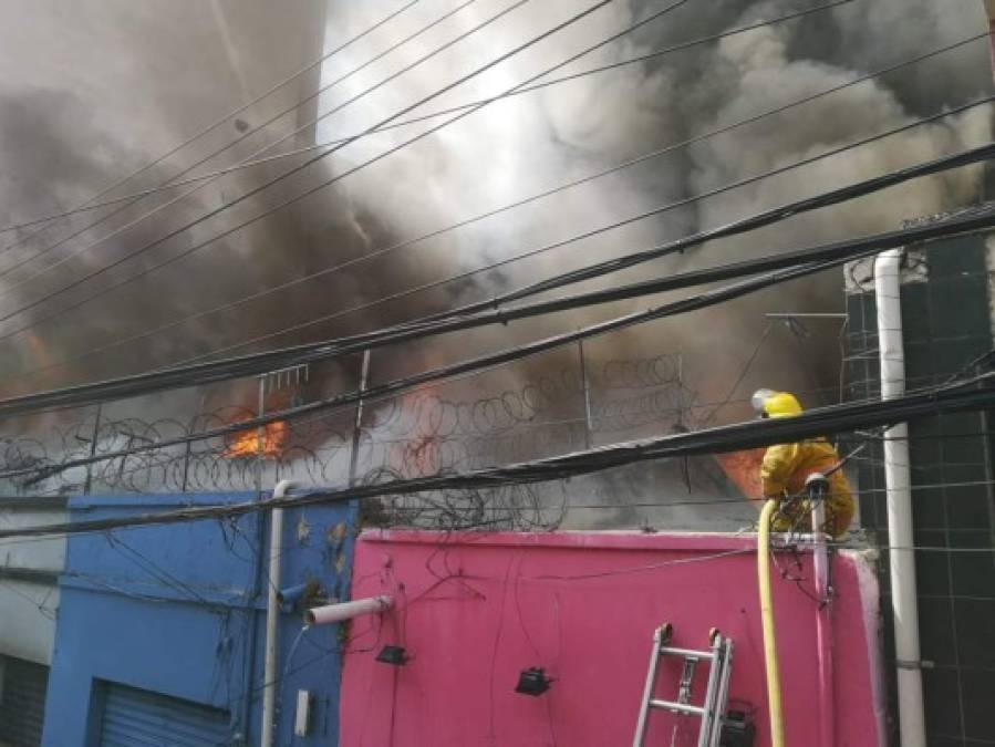 El incendio duró un par de horas pero el Cuerpo de Bomberos logró mitigar el fuego y evitó que se expandiera en más negocios.