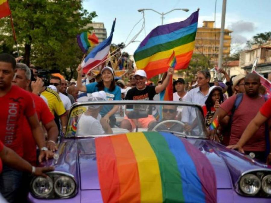 En Cuba, la nueva Constitución adoptada en julio define el matrimonio como la unión consentida entre dos personas, sin precisar el sexo, lo que abre legalmente la vía para las bodas gay. Un referéndum sobre este tema está previsto en febrero de 2019.